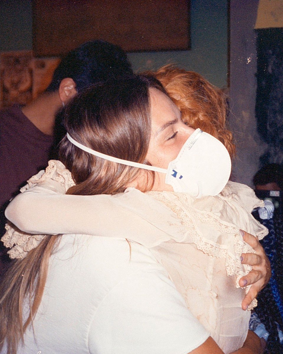 manugavassi's tweet photo. Titi, ser sua diretora em GRACINHA me fez entender o que é ser diretora e me ver diretora de verdade pela primeira vez. Você seguindo ou não esse caminho no seu futuro gigante e brilhante, espero que sempre lembre como a gente se divertiu esse dia, como maquiamos dinossauros... https://t.co/pSCrclnzIV