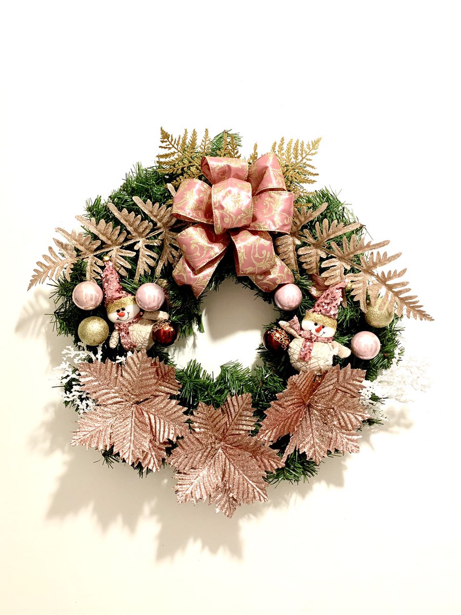 Querido Twitter: Mi madre está haciendo coronas navideñas por pedidos. 🎄 De todos los tamaños. 
Serían de mucha ayuda si dan RT para llegar a más personas😍🥰