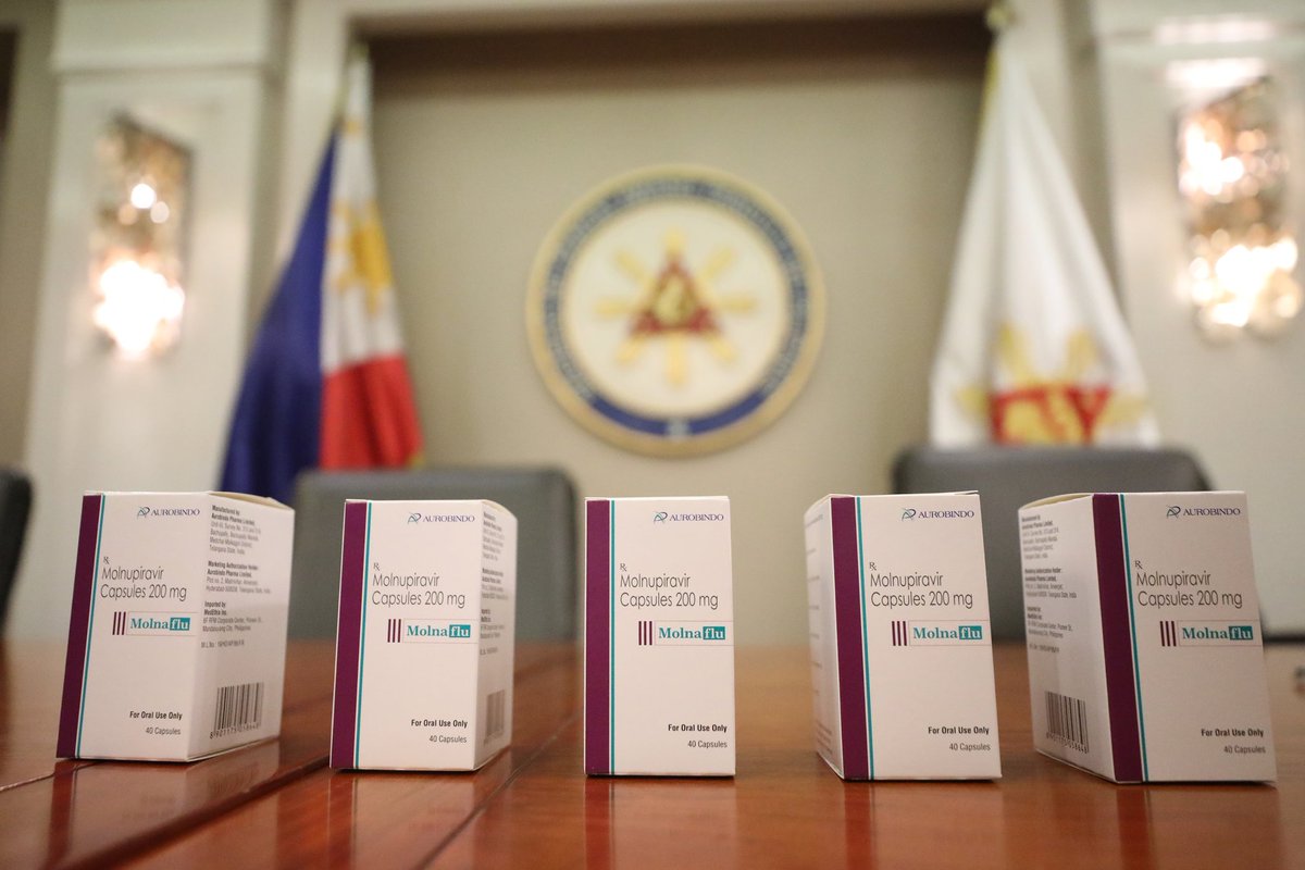 ABSCBNNews's tweet image. LOOK: Vice President Leni Robredo shows the anti-COVID 19 drug Molnupiravir which can now be accessed by patients of Bayanihan E-Konsulta Program of the OVP. 

The OVP signed a MOA with QualiMed Health Network. | via @adrianayalin #COVID19 

(📷: OVP)