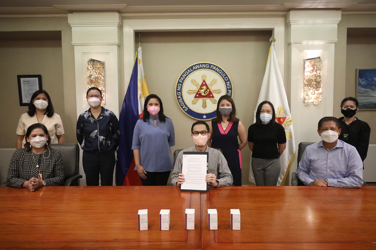 ABSCBNNews's tweet image. LOOK: Vice President Leni Robredo shows the anti-COVID 19 drug Molnupiravir which can now be accessed by patients of Bayanihan E-Konsulta Program of the OVP. 

The OVP signed a MOA with QualiMed Health Network. | via @adrianayalin #COVID19 

(📷: OVP)