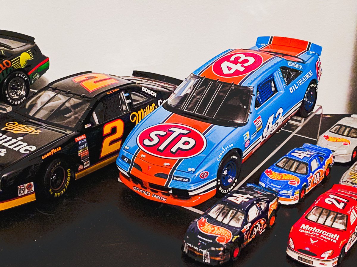 HarrisLue's tweet photo. Finally completed the set!! The Franklin Mint 1992 Petty car was the final piece… 👏👏👏 #OneHotNight @sambassartist @CLTMotorSpdwy @RPMotorsports https://t.co/HT4gv59bDX