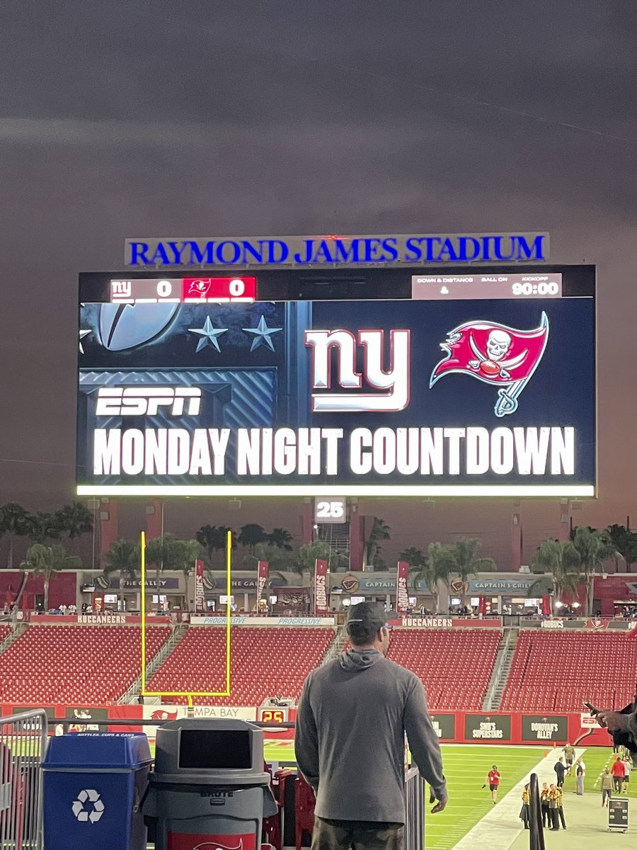 gregorybagaloo's tweet photo. Monday night football 🏈 https://t.co/2q3l9rhzCg