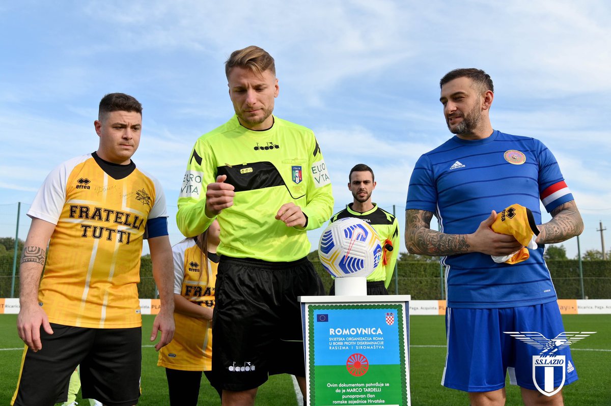 SiaranBolaLive's tweet photo. Turuti permintaan Paus Fransiskus, Ciro Immobile bersedia ditunjuk sebagai wasit pada laga amal antara tim Vatikan melawan tim karyawan Lazio.
Pertandingan berakhir dengan skor imbang 7-7 diantaranya Immobile memberikan 2 hadiah penalty. https://t.co/AsMmOpnDtL