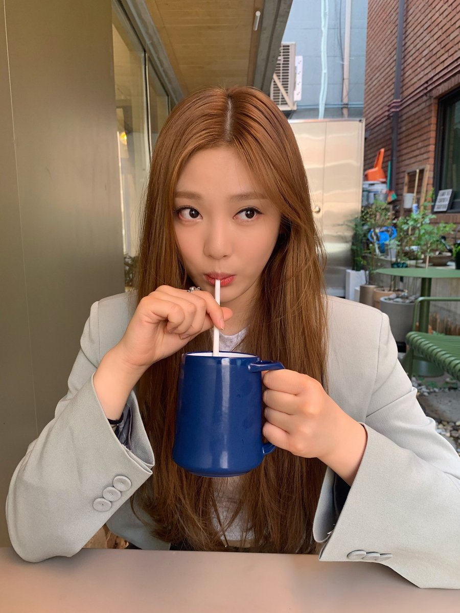 daebolikcore's tweet photo. ¿Yo?, con cafecito ☕️ y lista para saltar like a gusana en el tan esperado #EVERDOLLS3rdCB, me puse buapetona para sacar los pasos prohibidos con #SingingLADIDA, felicidades por su regreso y éxitos!!💗

୨♡୧ #토끼𝓓𝚊𝚗𝚊 ⋆｡˚ 🧸 https://t.co/HdTwyLwWQk