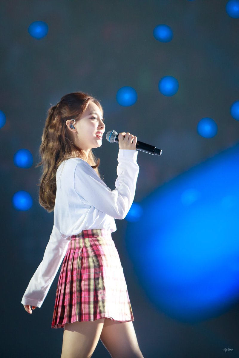 nayeon thinker #FormulaOfLove tweet media