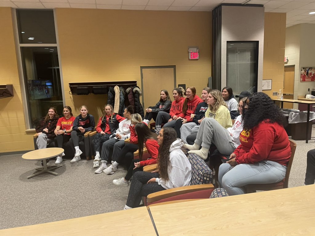 ferrisathletics's tweet photo. Bulldog Volleyball awaiting the NCAA Tournament Selection Show @FerrisStVball https://t.co/4FCiP2TjKd