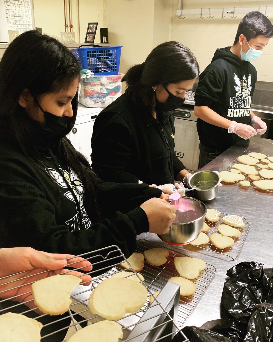 TeamAspire_32's tweet photo. Weβre back in the kitchen! #BakeItForward #theattitudeofgratitude #CommunityAwarenessDay #AspiretoInspire #AspireforExcellence #weunderstoodtheassignment #servicelearning https://t.co/PUUZUQqLOQ