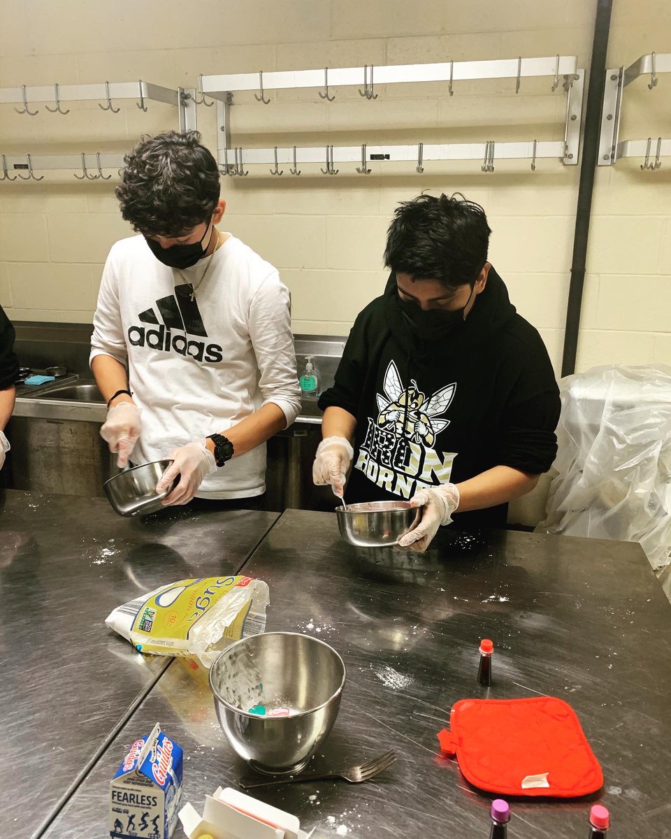 TeamAspire_32's tweet photo. Weβre back in the kitchen! #BakeItForward #theattitudeofgratitude #CommunityAwarenessDay #AspiretoInspire #AspireforExcellence #weunderstoodtheassignment #servicelearning https://t.co/PUUZUQqLOQ