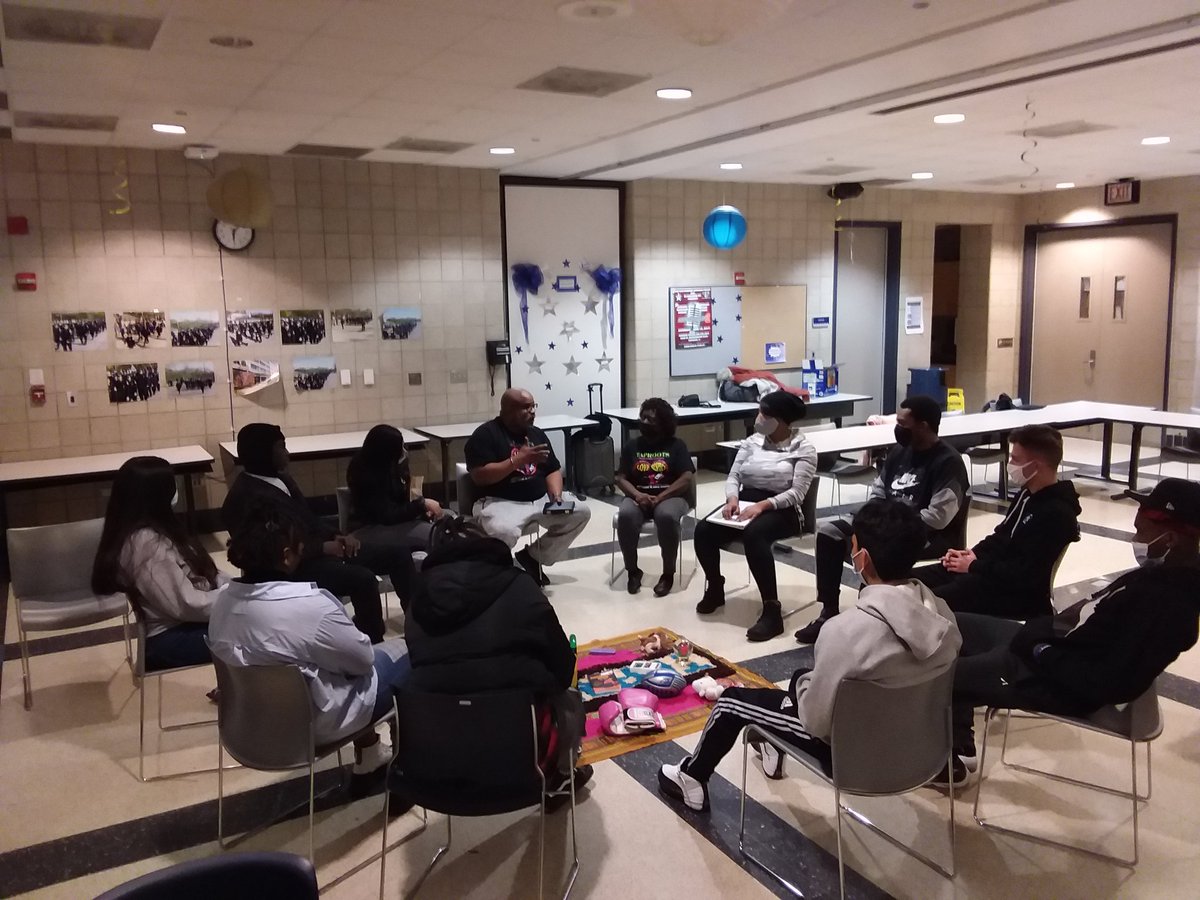 ChicagoCAPS15's tweet photo. 15th District Youth District Advisory Committee continuing Peace Circle Training host by Tap Roots. We are trying to impower our youth to be future leaders and contine to help build up the Austin community. #InThisTogetherChicago #YDAC https://t.co/R0LRwwUbGO