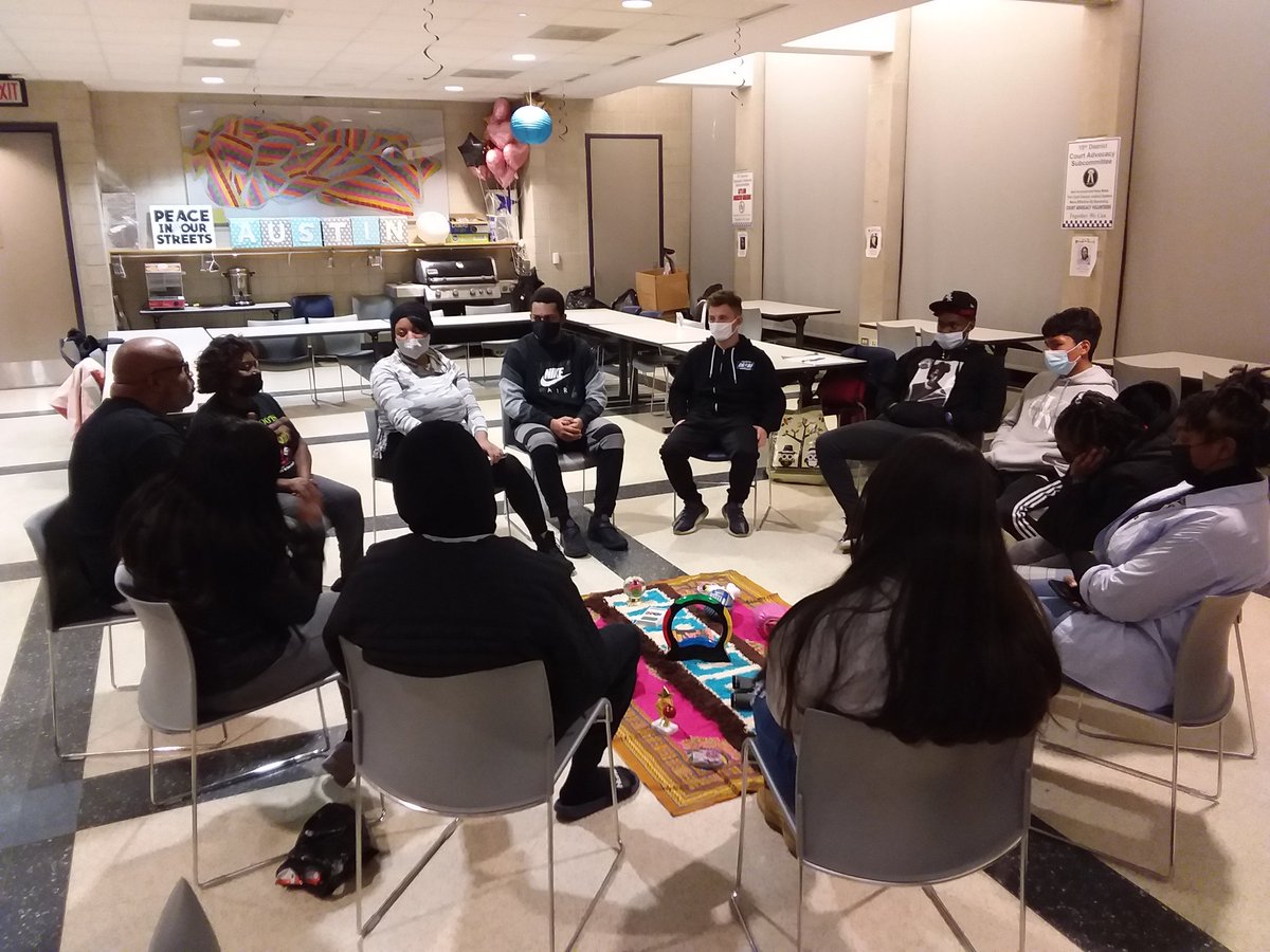 ChicagoCAPS15's tweet photo. 15th District Youth District Advisory Committee continuing Peace Circle Training host by Tap Roots. We are trying to impower our youth to be future leaders and contine to help build up the Austin community. #InThisTogetherChicago #YDAC https://t.co/R0LRwwUbGO