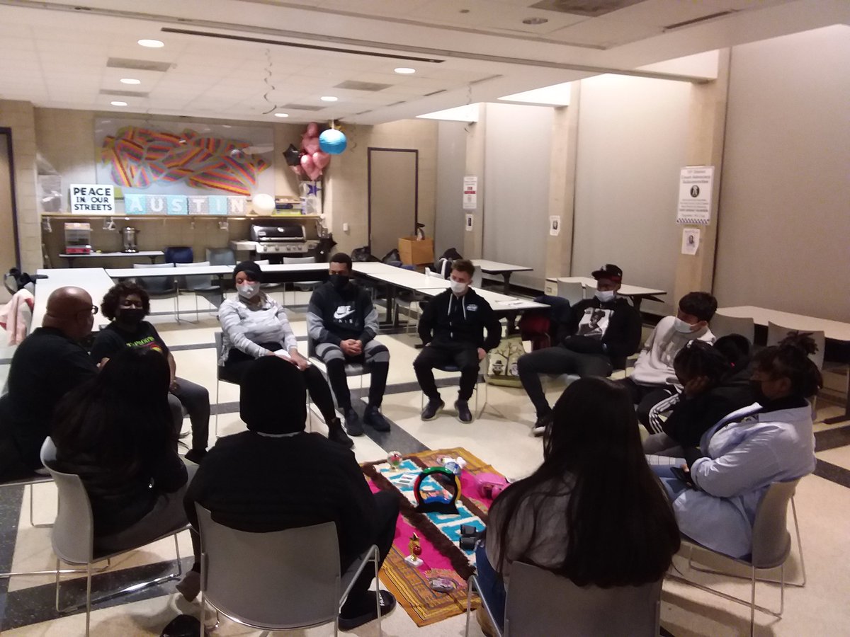 ChicagoCAPS15's tweet photo. 15th District Youth District Advisory Committee continuing Peace Circle Training host by Tap Roots. We are trying to impower our youth to be future leaders and contine to help build up the Austin community. #InThisTogetherChicago #YDAC https://t.co/R0LRwwUbGO