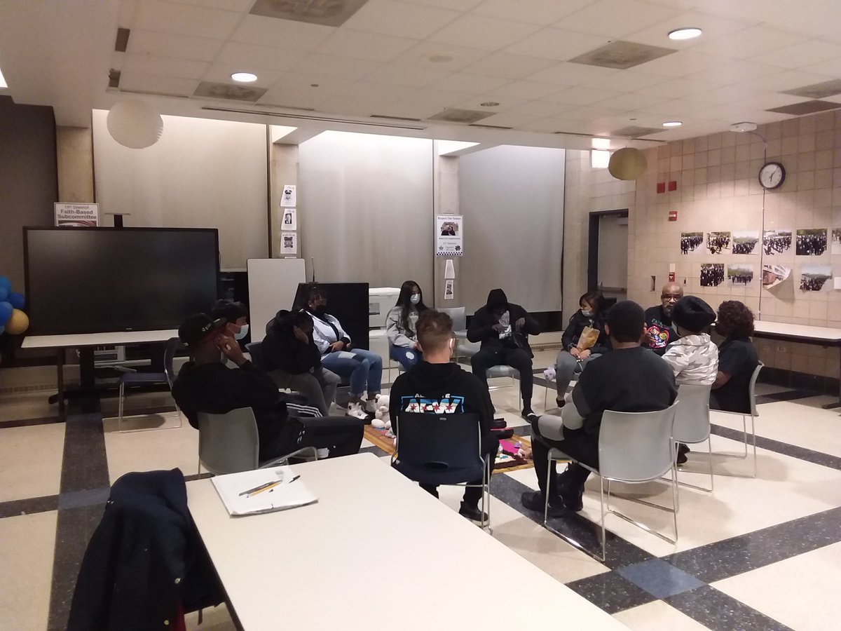 ChicagoCAPS15's tweet photo. 15th District Youth District Advisory Committee continuing Peace Circle Training host by Tap Roots. We are trying to impower our youth to be future leaders and contine to help build up the Austin community. #InThisTogetherChicago #YDAC https://t.co/R0LRwwUbGO