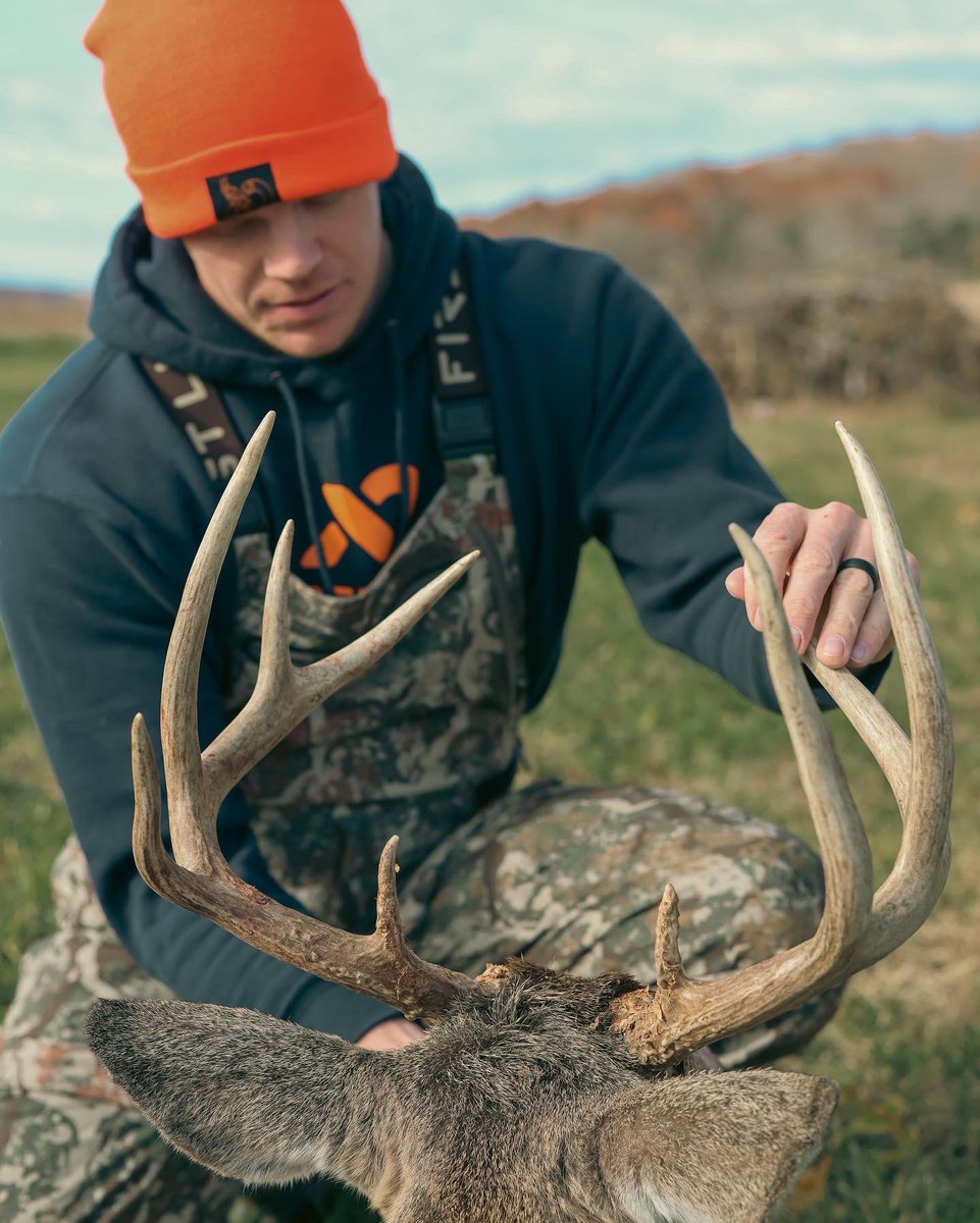 FCFullDraw's tweet photo. Tagged out in Missouri 💯
@BGraves05 

After a windy morning, Brett climbed in a Redneck blind and sat through the mid day. This buck came rolling out of the woods just as the wind died down around 3 pm.

Subscribe for more via the FCFD YouTube channel.

#FullCountFullDraw https://t.co/rlyH9xCIQP