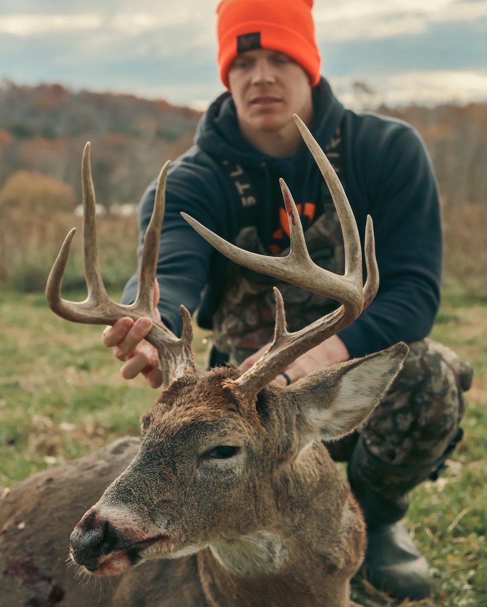 FCFullDraw's tweet photo. Tagged out in Missouri 💯
@BGraves05 

After a windy morning, Brett climbed in a Redneck blind and sat through the mid day. This buck came rolling out of the woods just as the wind died down around 3 pm.

Subscribe for more via the FCFD YouTube channel.

#FullCountFullDraw https://t.co/rlyH9xCIQP