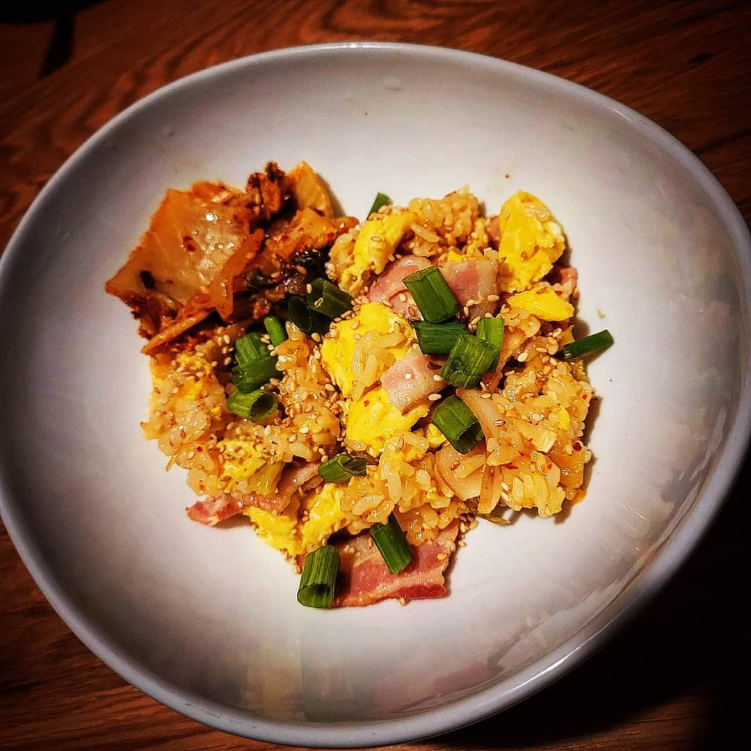 voidlingBento's tweet photo. #dinnertime with some help from @fishballishere and her recipe for #kimchifriedrice ... that is more steamed than fried. This is so tasty! #bonappetit #queenofthekitchen 🌙🐰👑 https://t.co/HFYiB0zPsb