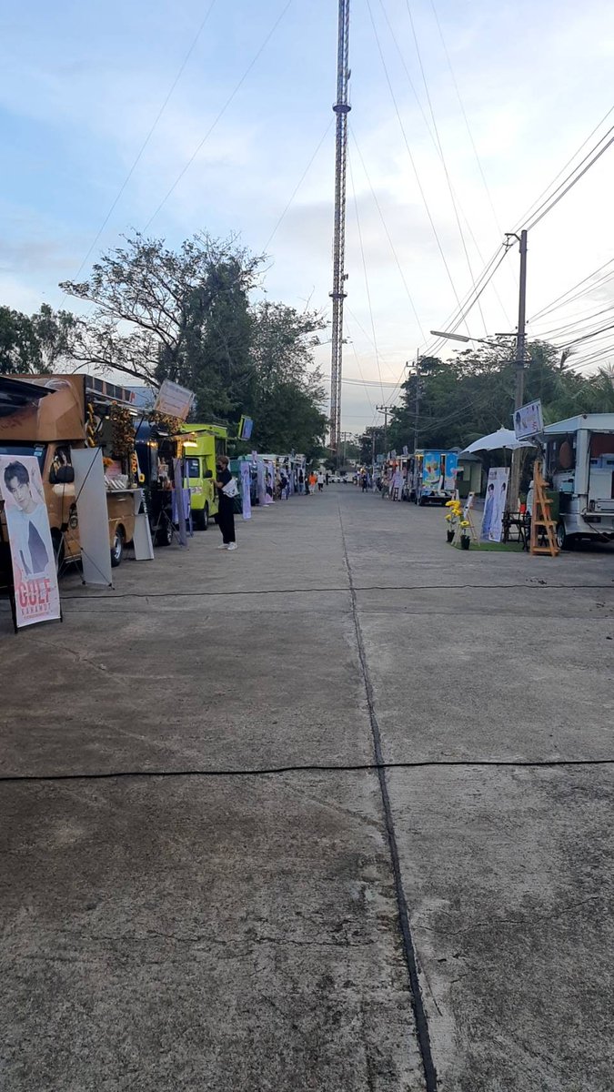 GulfZard17's tweet photo. ทีมงานรถ Food Truck ส่งบรรยากาศมาให้ หื้อออ ตื่นเต้นเต้าเด็กน้อยของแม่  ��ีคนรักเยอะเลยนะ @gulfkanawut https://t.co/Iq880X1SG5