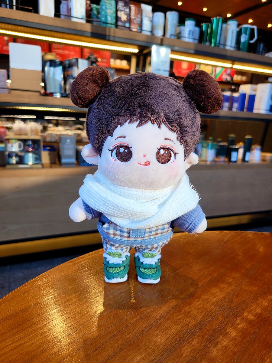 #출근솜

하늘맛집 출근에는
울 애기 둥둥 둘러싸고
사진을 찰칵📷

<a href="/my_KidCap/">미더덕</a> 님💕  코트 선물 아니였으면
울 애기들 이번겨울 내내 추웠을듯 ㅠㅠ

#무속성우유
<a href="/mamangdiary/">🌟마망의일기옷장(1월신청제작중)🌟</a> 
<a href="/merry_salonn/">준멍씨의옷_end</a> 
<a href="/the_stitch_room/">더스티치룸</a> 
<a href="/monkle_closet/">몽클로젯☁️(아이돌 인형 옷장)</a>

목도리는 @vt6iu 님 선물💕