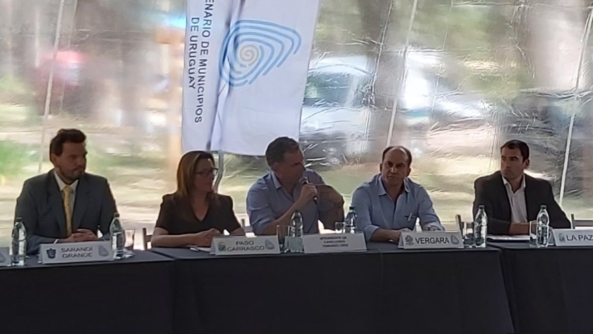 Darwin Peña Sapetto (@darwincanelones) on Twitter photo La descentralización, herramienta clave para el desarrollo de nuestro país. Lindo ver en una mesa referentes de todos los partidos empujando juntos. Ver mujeres empoderadas asumiendo responsabilidades. Hoy Verónica Veiga, Alcaldesa <a href="/MunicipioPaso/">Municipio de Paso Carrasco</a>, nueva Pta del <a href="/PlenaMunicipios/">Plenario de Municipios de Uruguay</a> La descentralización, herramienta clave para el desarrollo de nuestro país. Lindo ver en una mesa referentes de todos los partidos empujando juntos. Ver mujeres empoderadas asumiendo responsabilidades. Hoy Verónica Veiga, Alcaldesa <a href="/MunicipioPaso/">Municipio de Paso Carrasco</a>, nueva Pta del <a href="/PlenaMunicipios/">Plenario de Municipios de Uruguay</a>
