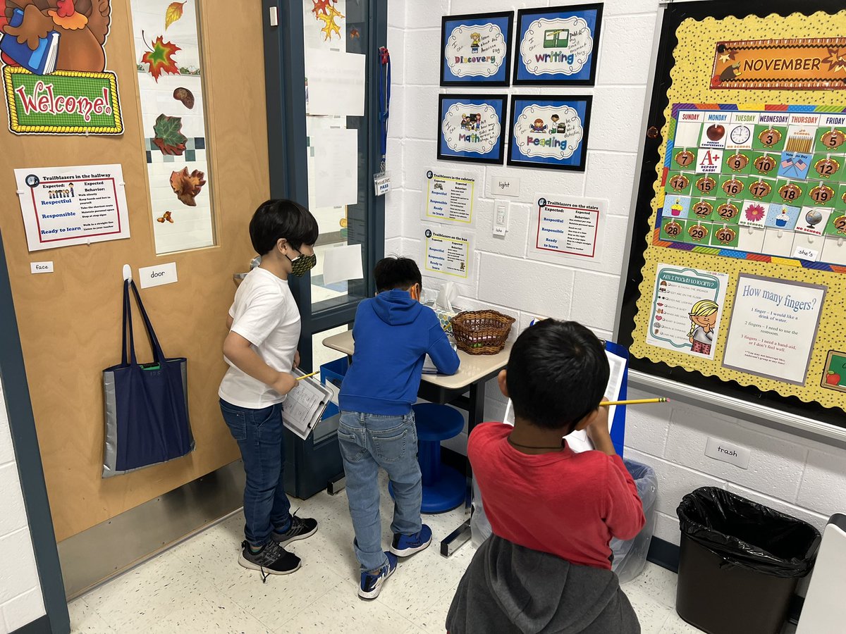 Anderson_Stars's tweet photo. Scavenger hunt to find words that fit into each category from the phonics cases we have been solving! @Discovery_elem #uosphonics https://t.co/HB1kiUdkVy