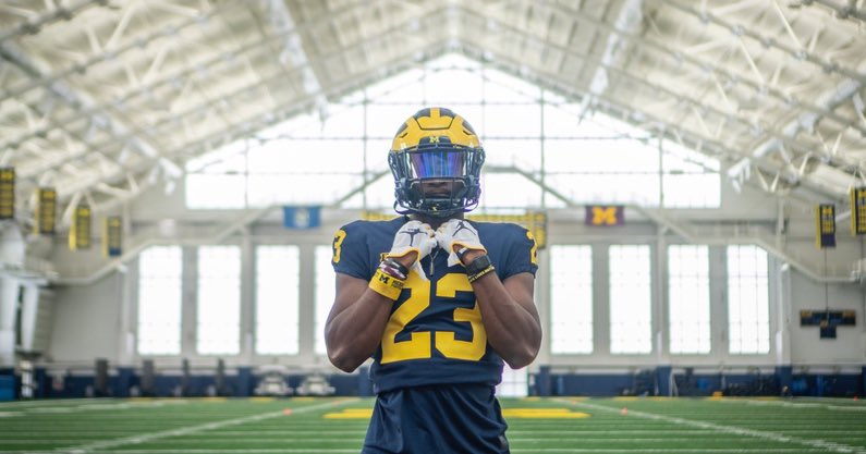 TimVerghese's tweet photo. 2022 Michigan RB commit CJ Stokes closed out his high school career with another state championship. He reflects on his high school career and recruitment with Signing Day just weeks away. 

🗞: https://t.co/7lXUzzWAeQ

@TheWolverineMag | #GoBlue https://t.co/zLwgDK55NR