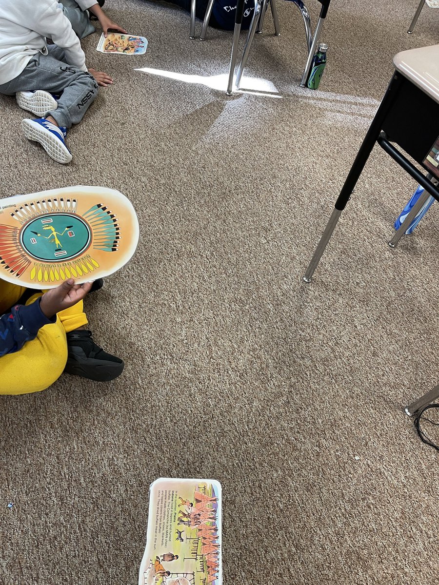 MrsRegruth4th's tweet photo. Have an old bulletin board set? Place the@ around the room, get partners and do one minute reads and rotate! Kids loved moving, reading, and using the pics for inferencing! #becreative #repurpose #edchat #edutwitter https://t.co/FZi15KXs2L