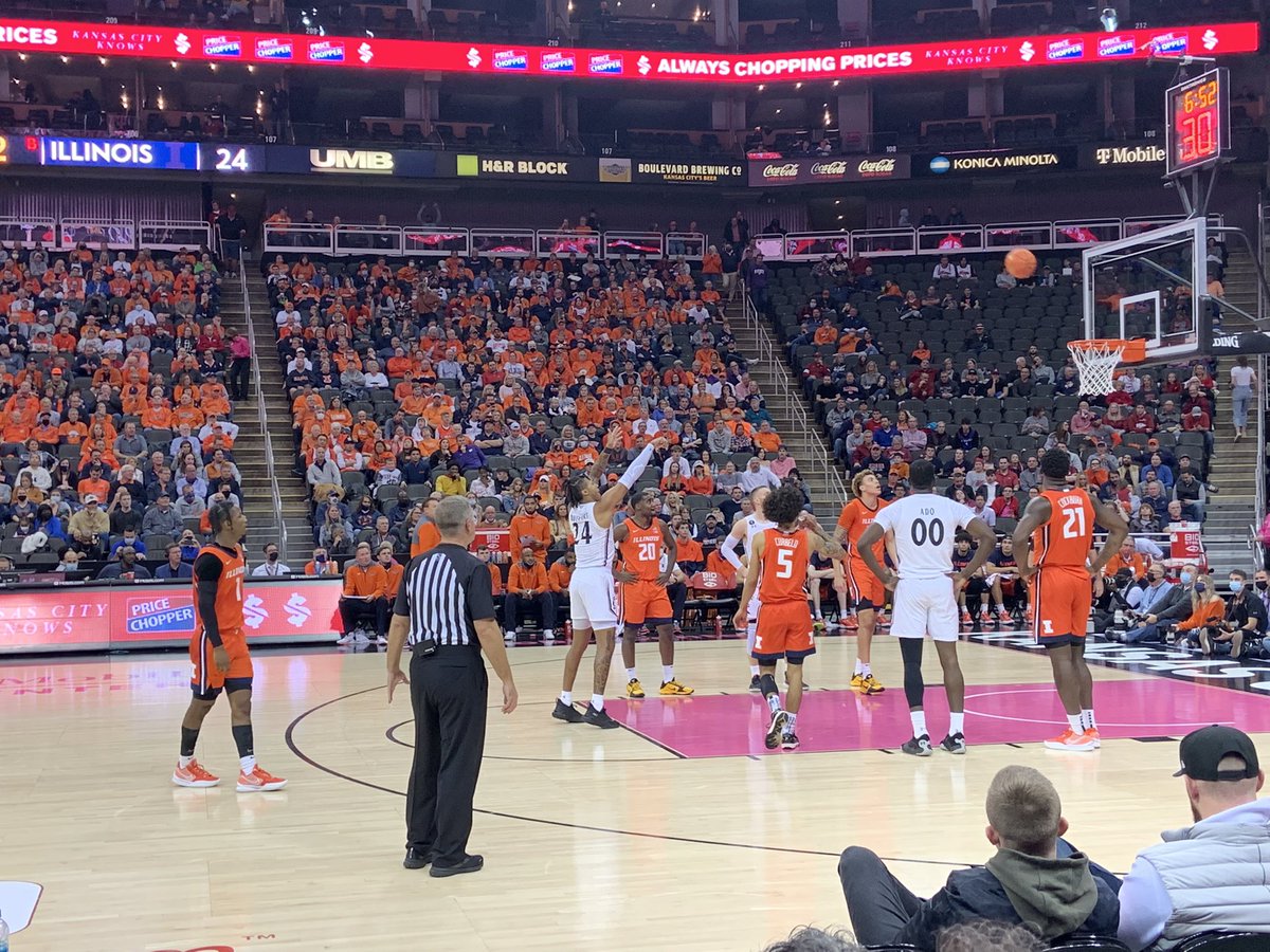 sshiew1's tweet image. Illinois vs Cincinnati - Hall of Fame Classic