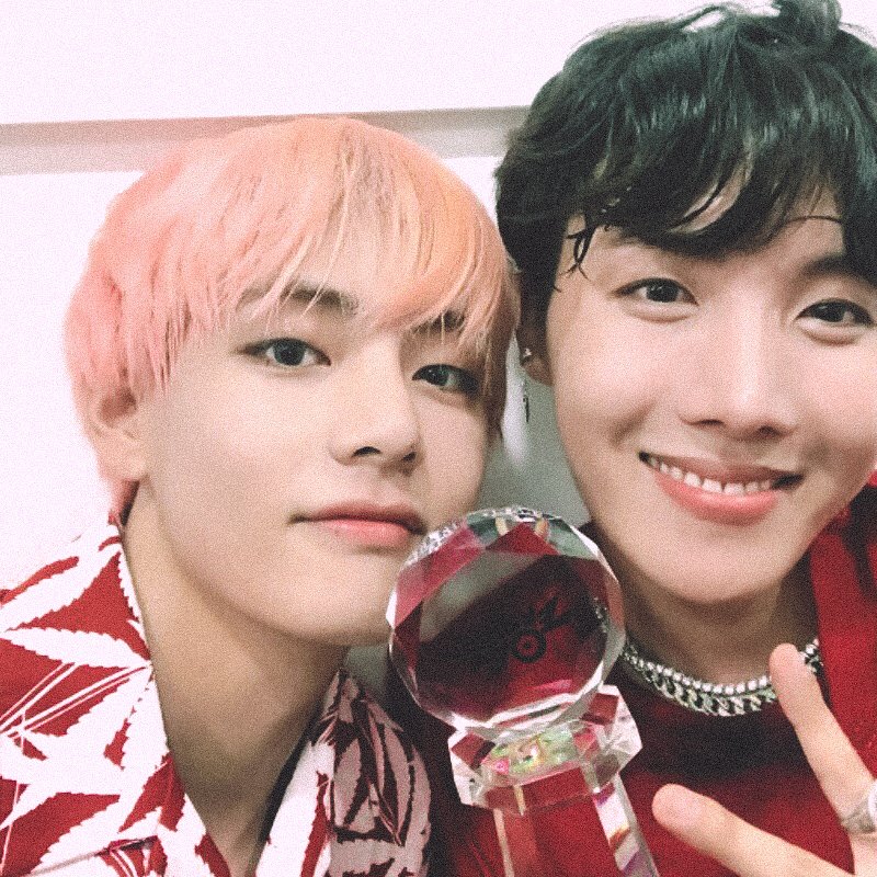 vhopebot's tweet photo. these selfies just turned three years old 💕 https://t.co/PG8jICz9l7