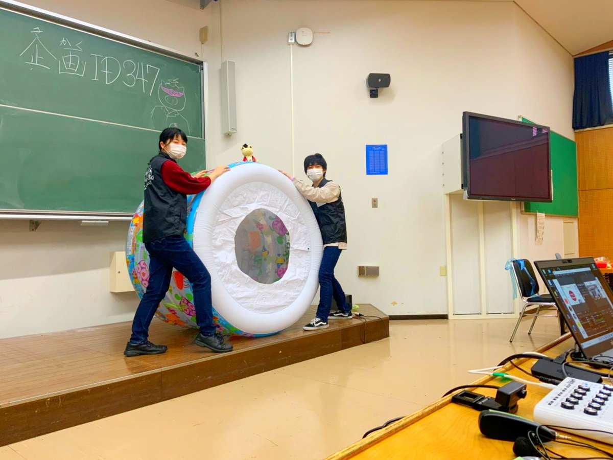ut_cast's tweet photo. 【ついに登場！巨大空気砲！】
このツイートについた

(RTの数) × (いいねの数)

の紙コップでタワーを作ります。

作ったタワーは、サブチャンネルで【14:15から】空気砲で吹き飛ばします！

皆さん奮ってRTといいねをお願いします～

https://t.co/33H2TXNwo1
#こまきゃす #駒場祭2021 #東大CAST https://t.co/MIxzkDeDAk