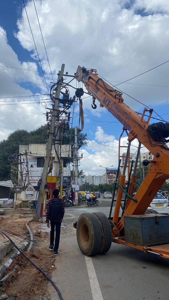 kdevforum's tweet photo. @NammaBESCOM @BescomTa @mdbescom @BBMPCOMM @BMTC_BENGALURU @DCPTrEastBCP @DULTBangalore @ArvindLBJP @blrcitytraffic @Namma_Bengaluru @Namma_ORRCA @NammaBengaluroo @BalagereConnect @ECityRising @namma_BTM @WFRising @TheLakeRoadGuys @iffathfathima6 @HaralurC @MtfRoads @RisingVarthur @hsrltrafficps @acpsouthtrf @acpeasttraffic @AddlCPTraffic @BLRSmartCity @BMTC_VC @srinualavilli Kaikondrahalli junction pole movement underway.Thanks to AEE,AE & @NammaBESCOM team.
Post this #BBMP will enable road works.This will help increase turn radius,enable @BMTC_BENGALURU #500EB bus,vehicle for smooth turn. Thanks to everyone incl @ArvindLBJP,next is junction upgrade. https://t.co/CZ6vOWXfrz