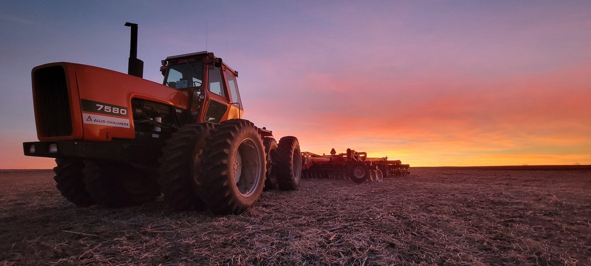NTDerp's tweet photo. The big orange Allis really glows in the sunset...

#allischalmers https://t.co/yI9qwbmMOR