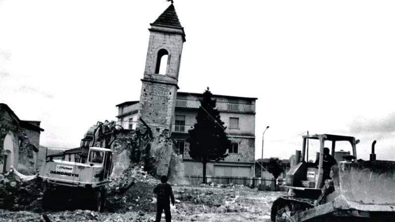 Ciro_Gatta's tweet photo. Avevo 5 anni ma ricordo tutto: il violento scuotimento, le urla, gli oggetti cadenti #23Novembre1980 #Terremoto80 #ionondimentico 23-11-1980💔23-11-2021 https://t.co/mz3ekMCcu9