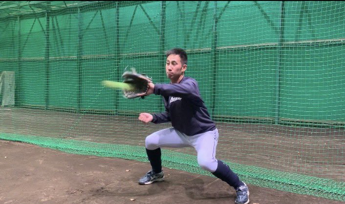 ishinomaki_NPBT's tweet photo. 記念すべき1人目は #末武雄貴 三塁手[5]

彼が「大切にしている練習メニュー」はテニス🎾です。
ん？と思った方も多いと思いますが、三塁手は常に速い打球との勝負です！
強烈な打球を華麗に捌けるよう、テニスボールを全力で打ってもらいキャッチする練習を日々行っています🎾🎾

#日本製紙石巻
#石巻 https://t.co/sa0rbbJCY1
