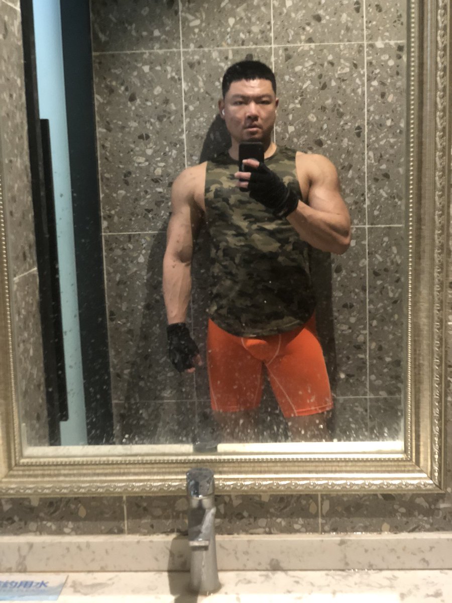 leechuin's tweet image. 增肌增到脸肿了，不好看了