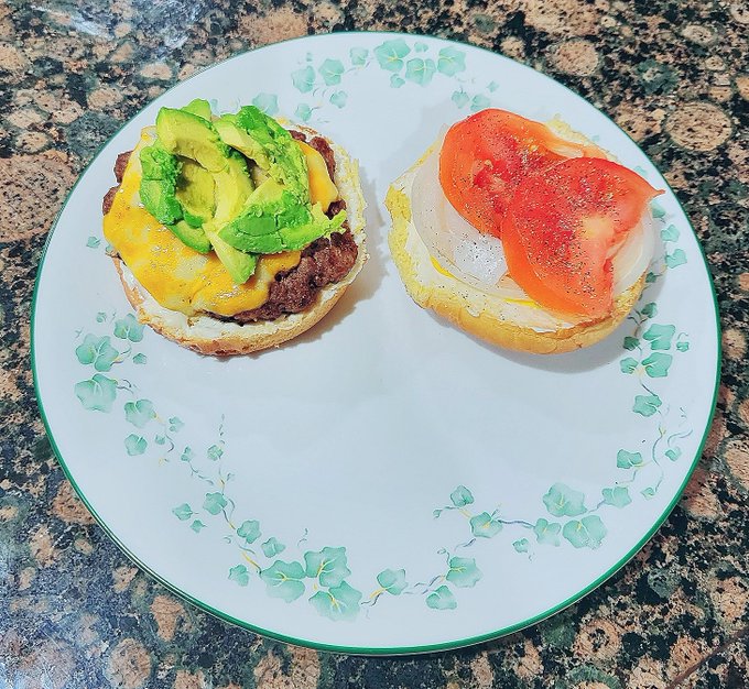 Dinner was yummy 🤤🍔 https://t.co/ZCxwlevf2t<a href="/tag/heatwave2021"class="tags"><span>#heatwave2021</span></a>