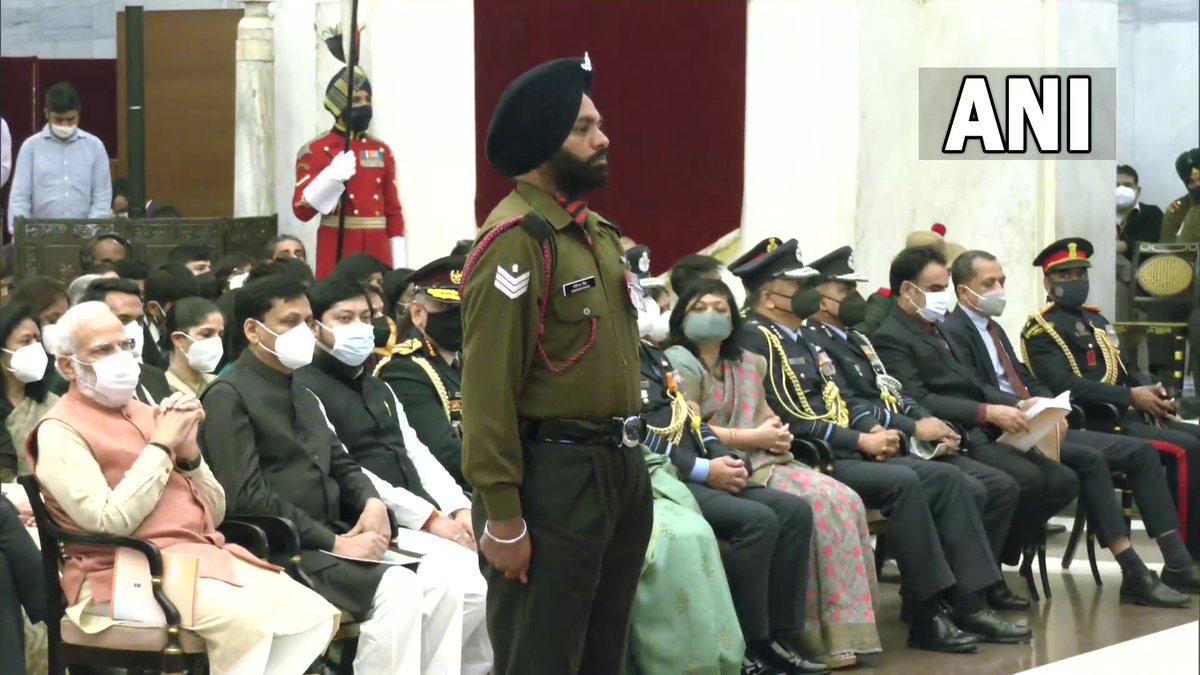 ANI's tweet photo. Delhi: Havildar Tejinder Singh awarded Vir Chakra for thwarting Chinese soldiers during the violent stand-off in Galwan valley in Eastern Ladakh. He fought fearlessly till he was grievously injured. https://t.co/4oH1BIqF16