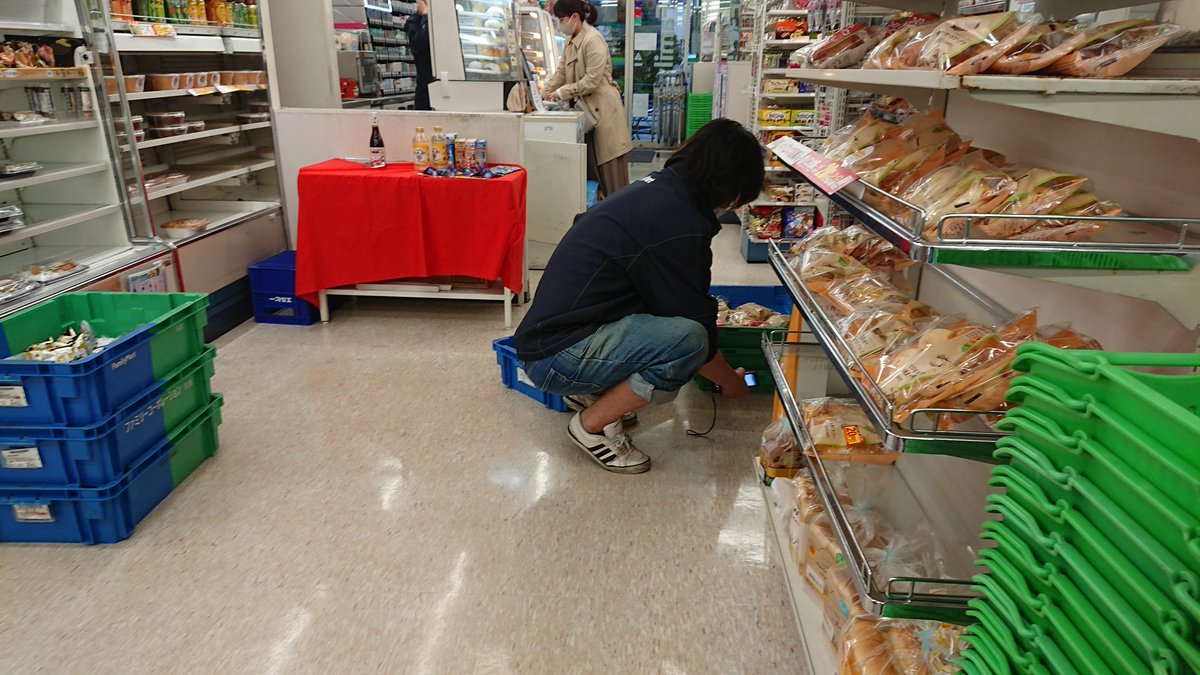 uncutbigdick's tweet photo. 毎朝ウォーキング中に会う、ミディアムが似合う人。ファミリーマートで働いていた！ケツがはみ出ていて、起っちゃったww https://t.co/XoxcmsqFcW