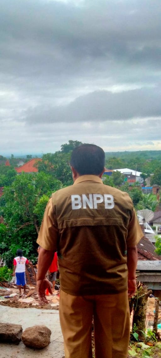 Bencana Tanah Longsor. Selasa, (23/11/2021), pukul 04.00 WIB.

Lokasi : Rumah bp. Slamet, warga lingkungan Cubluk, Giritirto, Kec. Wonogiri.

tidak ada korban jiwa, namun sebuah rumah roboh total karena desakan tanah.

#WaspadaTanahLongsor #mitigasibencana