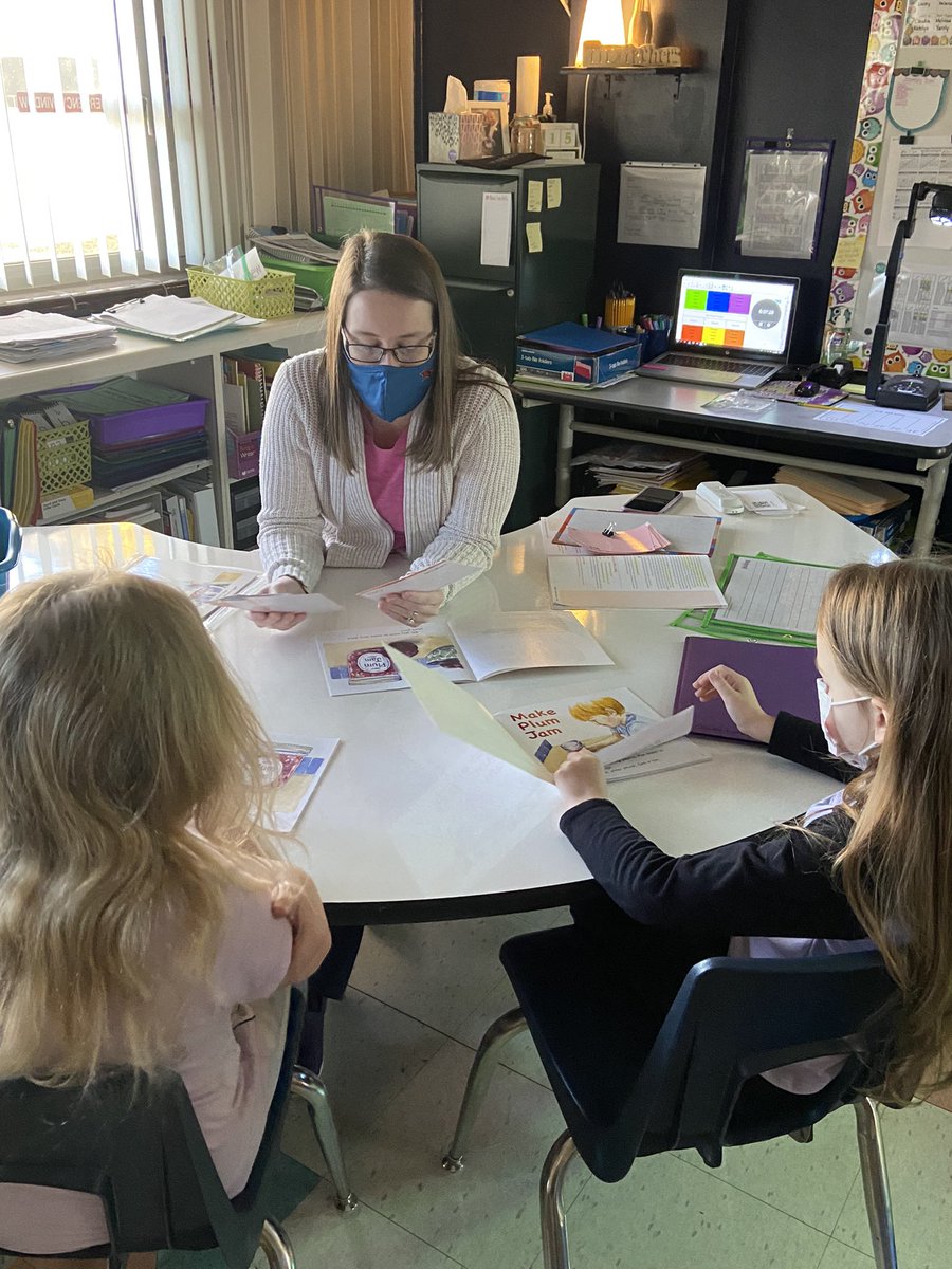 vickilwilson5's tweet photo. Learning from #instructionalrounds - First grader T reads the cues of her Ss to be responsive in her guided reading groups. Ss end their reading group with purposeful guided writing. #literacyessentials #monpln #LeadWithRounds #LeadLAP #tlap https://t.co/BNbEBNS5nX