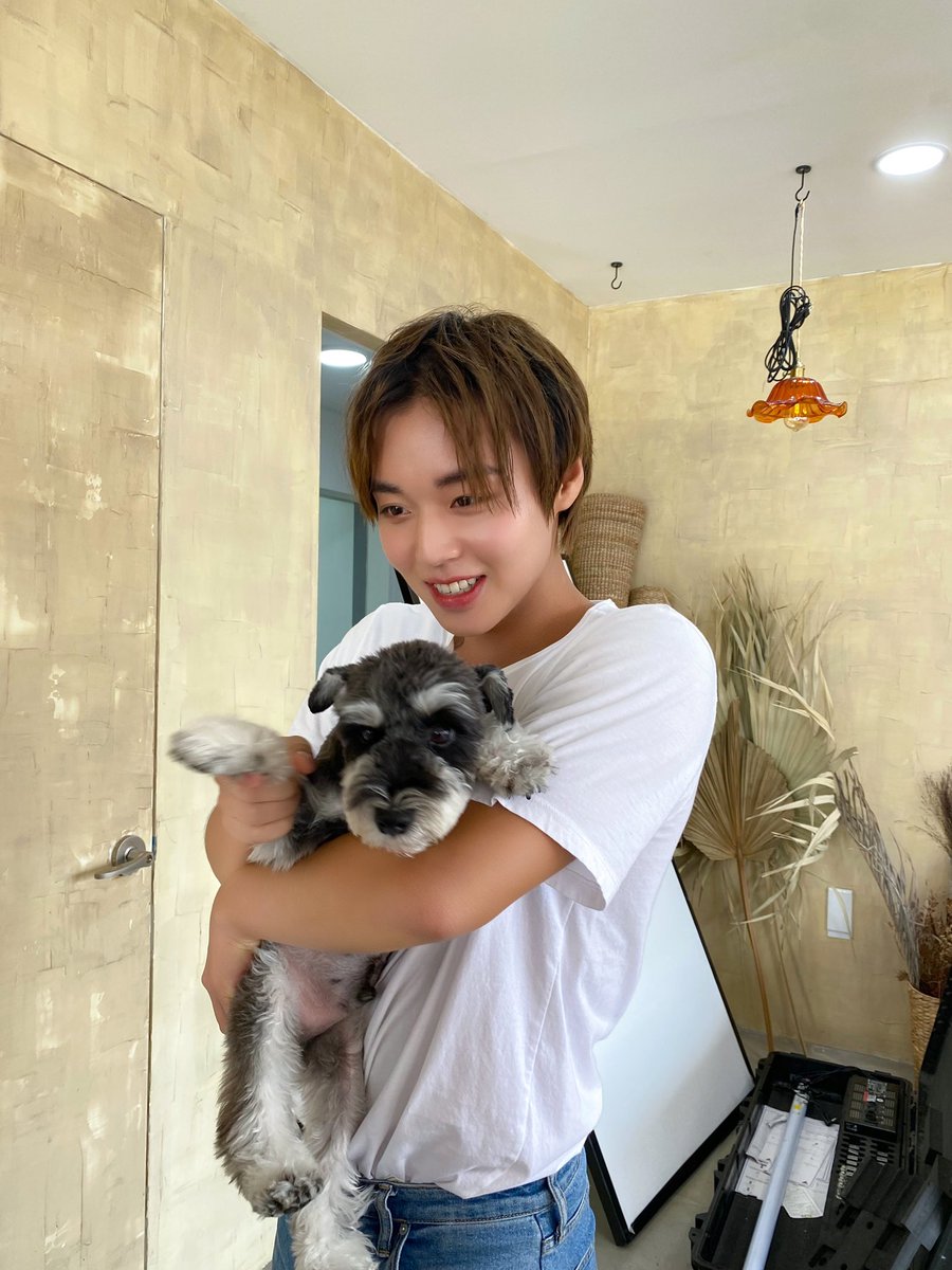 ParkJihoonARG's tweet photo. 📸 #ParkJihoonArgFotos

[#TooMuchoon 🐰📸 TMI de MAX‼]

[#Max aparece en el set de "It's Skin"]
Max extrañaba a su padre.💛💚💖

@Park_Jihoon_twt #박지훈 #ParkJihoonArg #ParkJihoonArgentina https://t.co/8HCNOTjUCN