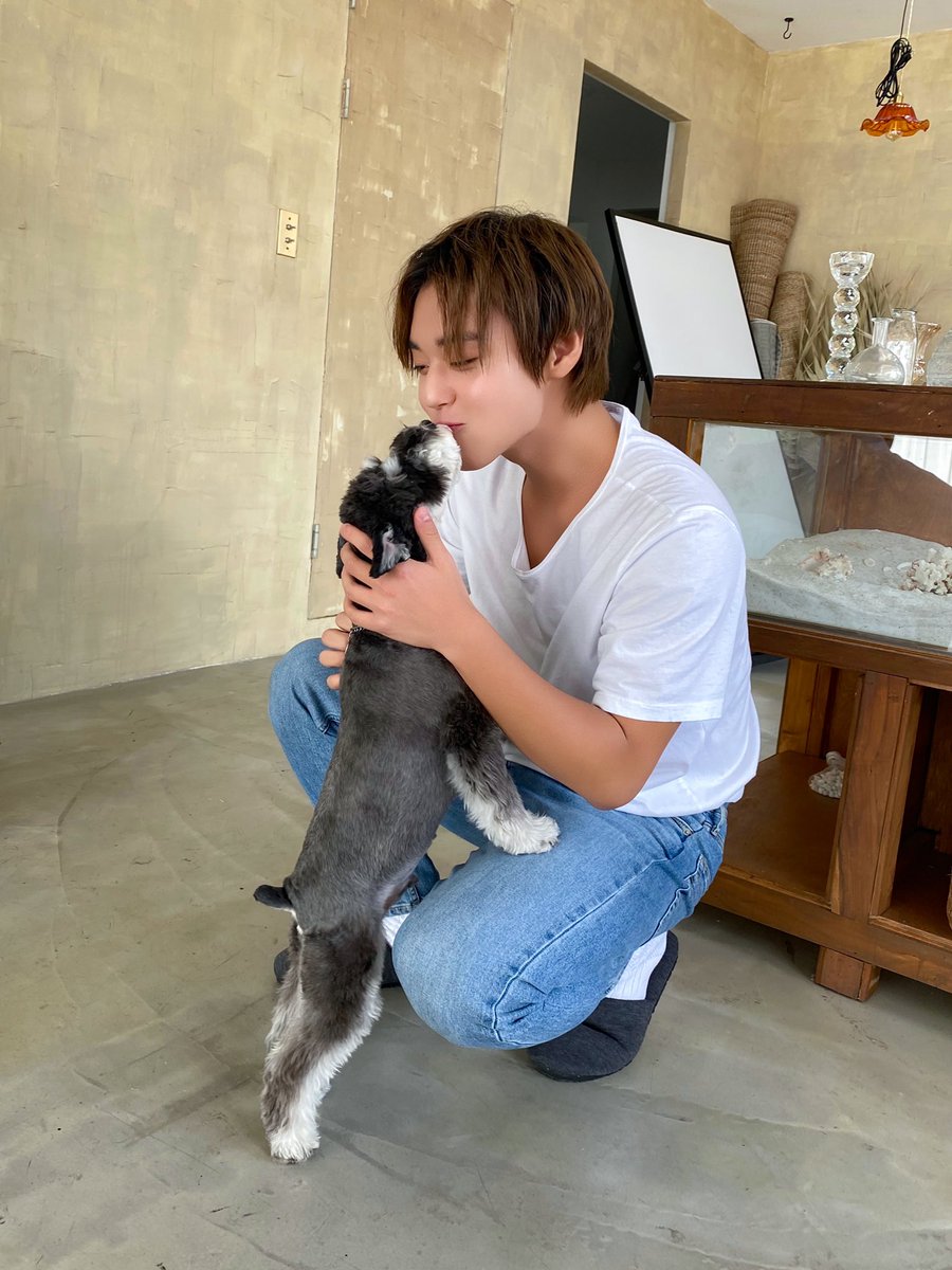 ParkJihoonARG's tweet photo. 📸 #ParkJihoonArgFotos

[#TooMuchoon 🐰📸 TMI de MAX‼]

[#Max aparece en el set de "It's Skin"]
Max extrañaba a su padre.💛💚💖

@Park_Jihoon_twt #박지훈 #ParkJihoonArg #ParkJihoonArgentina https://t.co/8HCNOTjUCN
