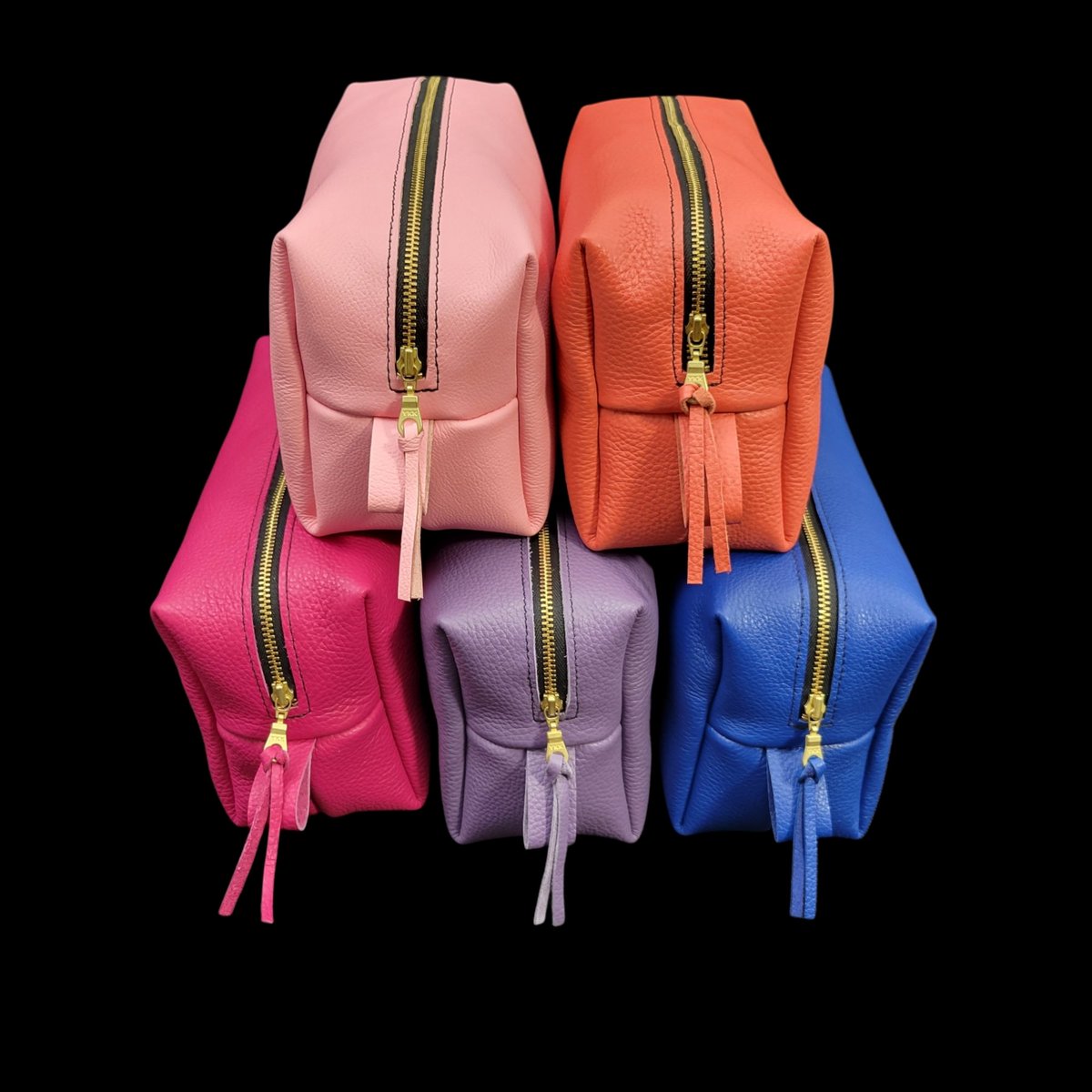 ShopHazelRay's tweet photo. 💛💙💜💚🧡 Just dropped this cutesy batch of leather toiletry bags in the shop! 

#leatherdoppkit #doppkit #toiletrybag #leatherbags #handmadebags #handcraftedleather #colorfulleather #leathermakeupbag #makeupbag #travelbag #leathertravelbag https://t.co/jISah49KWv