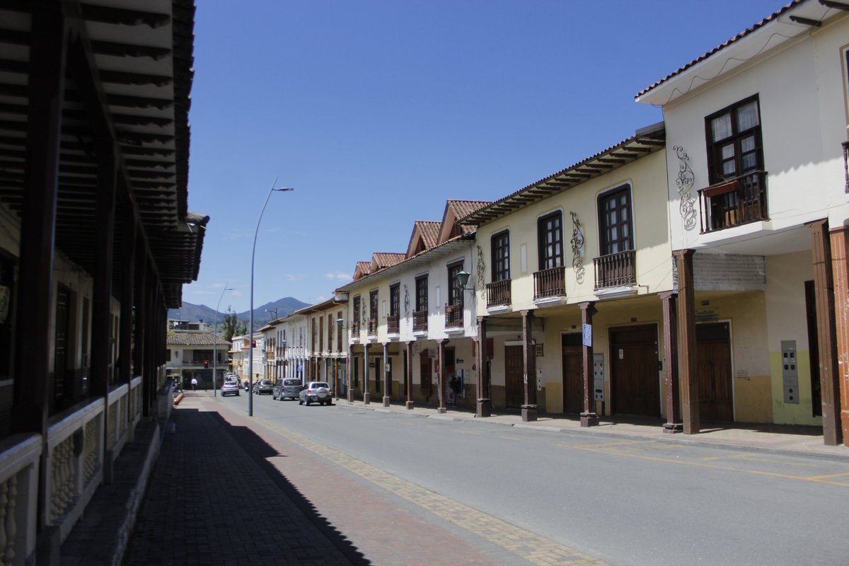 Casas patrimoniales, llenas de historia e identidad. 
Calle Bernardo Valdivieso entre Lourdes y Mercadillo, sector de San Sebastián de la ciudad de #Loja 
#EnamórateDeLojaEc
#Turismo
#Ecuador