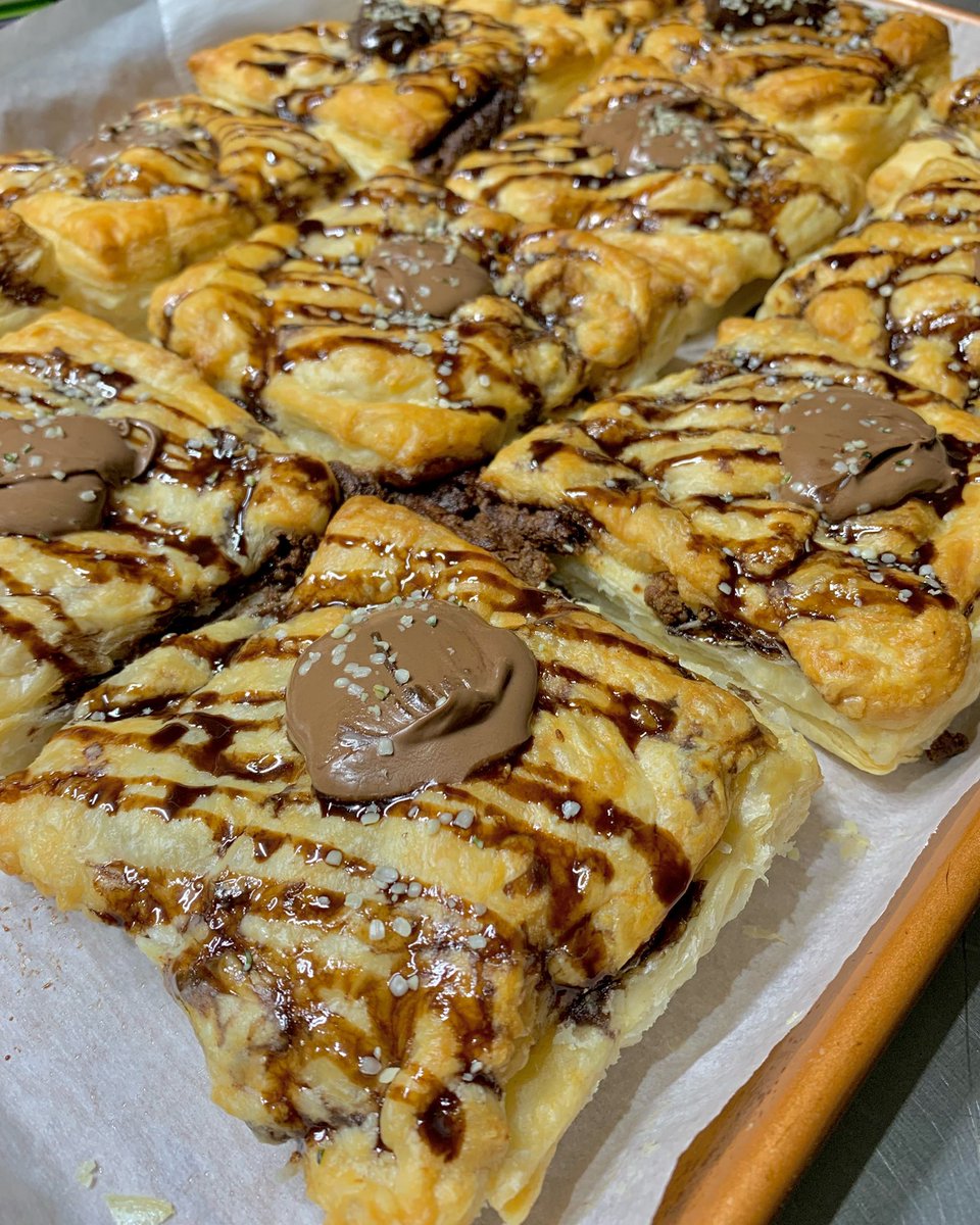 greenbitesgo's tweet photo. Forget Turkey let’s focus in the dessert what about some Nutella puff pastry filled with chocolate crumbles and creme now shipping nationwide 💯
#EATBITES https://t.co/d2JMAJtwdR
