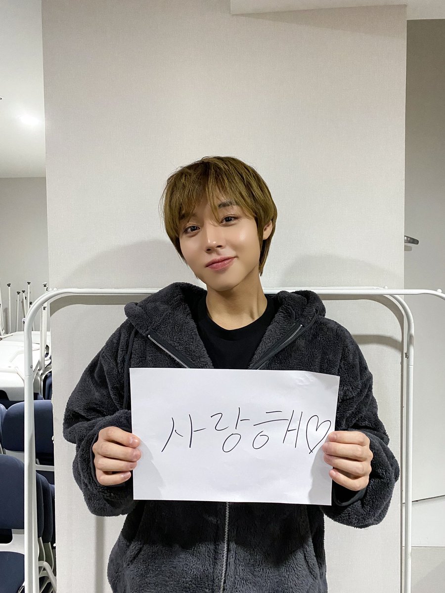 ParkJihoonARG's tweet photo. 📸 #ParkJihoonArgFotos

[#TooMuchoon en EVENTO DE FIRMA DE FANS] Gritando #TEAMOMAY en el centro del evento de firmas de fans📢💖 

@Park_Jihoon_twt #박지훈 #ParkJihoonArg #ParkJihoonArgentina https://t.co/D2nT04r7yS