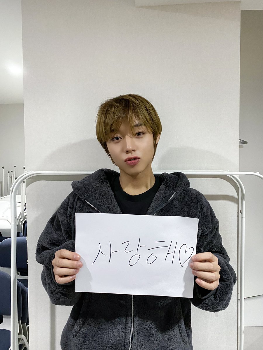 ParkJihoonARG's tweet photo. 📸 #ParkJihoonArgFotos

[#TooMuchoon en EVENTO DE FIRMA DE FANS] Gritando #TEAMOMAY en el centro del evento de firmas de fans📢💖 

@Park_Jihoon_twt #박지훈 #ParkJihoonArg #ParkJihoonArgentina https://t.co/D2nT04r7yS