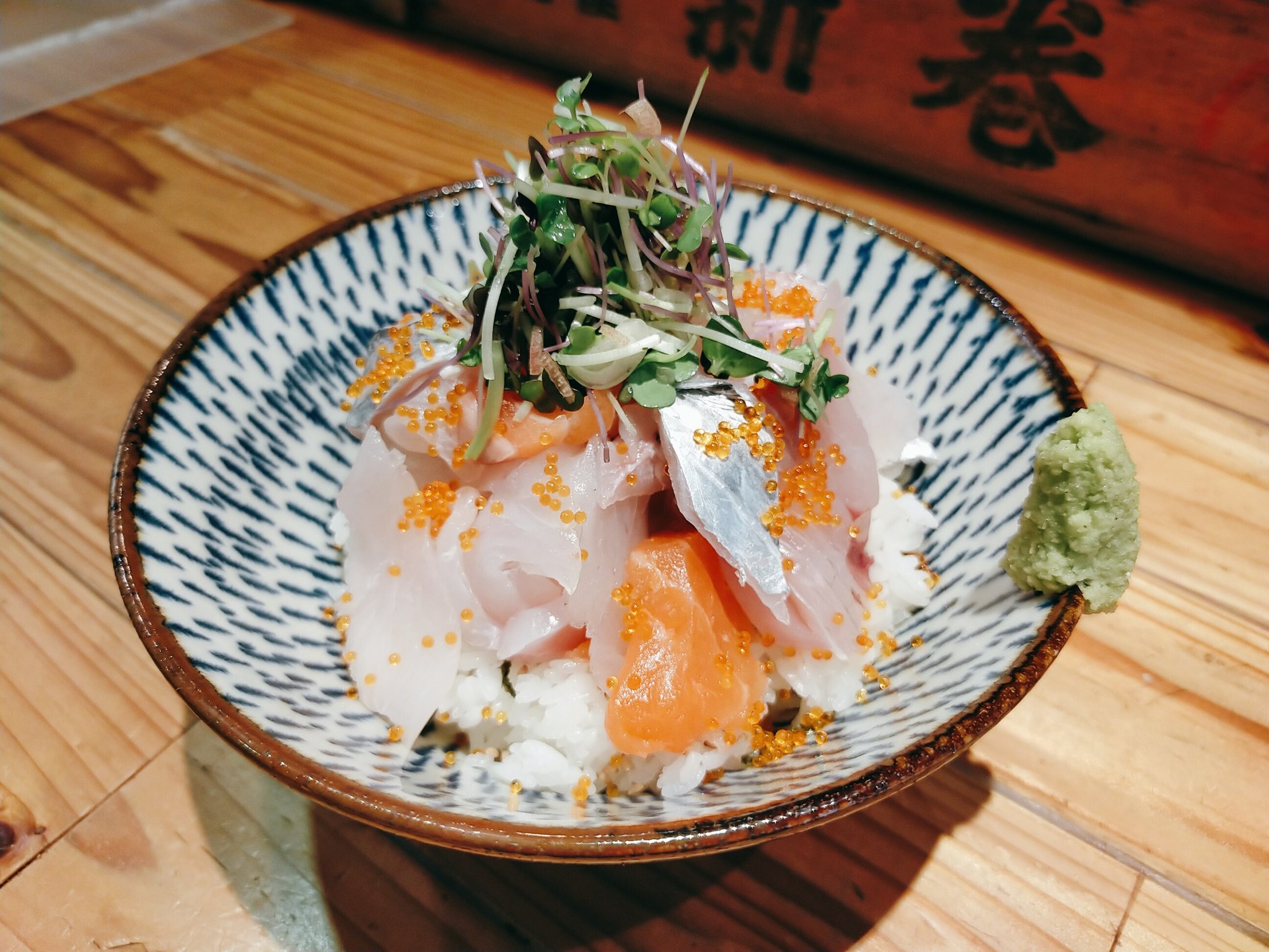 魚のてっぺん 名物海鮮丼 1 500円 海鮮丼は中身が日々変わるのが特徴 今日ですと タチウオ サーモン ヨコワ マダイ カツオ ハマチあたりが入ります ｻｰﾓﾝｶﾏ Amp ﾊﾗｽ焼と刺身定食1300 ブリカマ焼きとお 刺身定食 1500 このあと 11 30から お