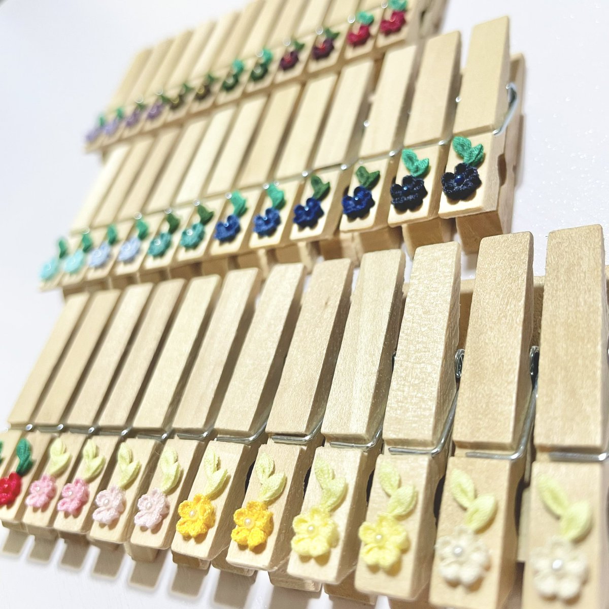 sayaca1005's tweet photo. つまみ細工と折り紙をメインに小物を作製してます♪
ハンドメイド好きな方と仲良くなれたら嬉しいです(๑>◡<๑)

@Lupopo_cafe  様
いつも素敵な企画ありがとうございますm(_ _)m
そして9周年突入おめでとうございます！ https://t.co/HcNEzfPdni