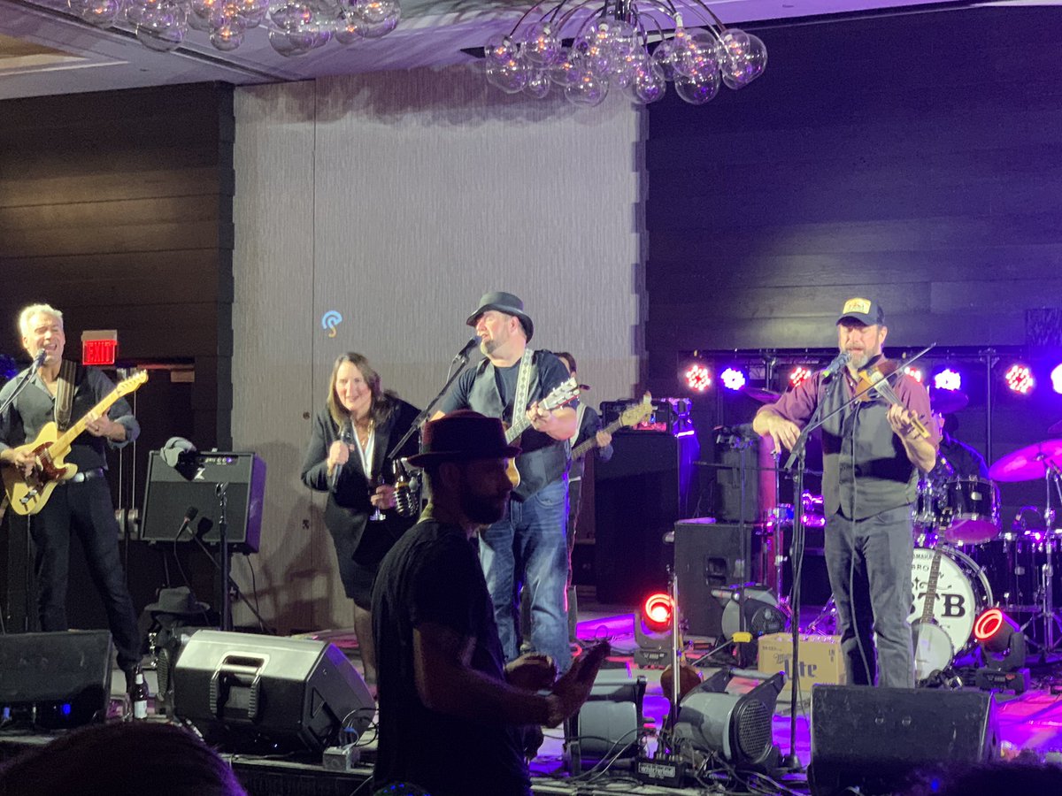 What other conference has their fearless leader singing on stage with the Zac Brown band? Only @aperrydelcorvo at @NYSCATE. Calling you out @lgracey #nyscate21