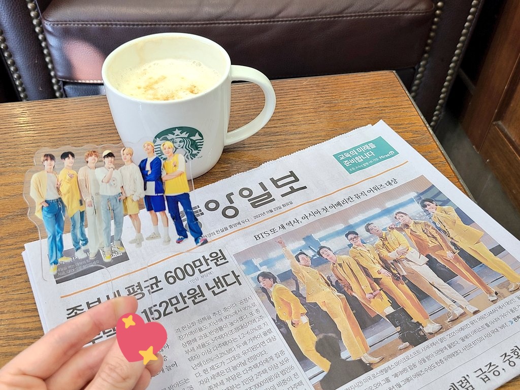 StillwithMochi's tweet photo. Korea's greatest pride 🇰🇷 🤧☺💕
#BTSArtistOfTheYear #btsareamazing #BTSAMAsSweep #BTS @BTS_twt https://t.co/n2C3x9aTxP