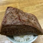 お肉が大きすぎる!？夜食のローストビーフ丼がドーン!